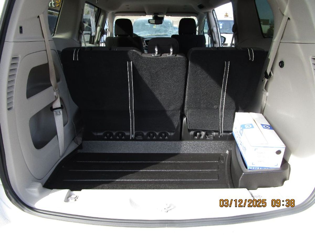 White Chrysler Voyager image number 1
