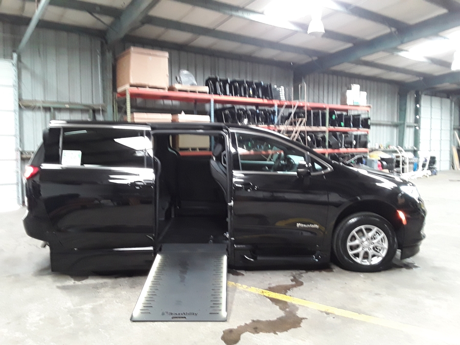 Black Chrysler Pacifica image number 7