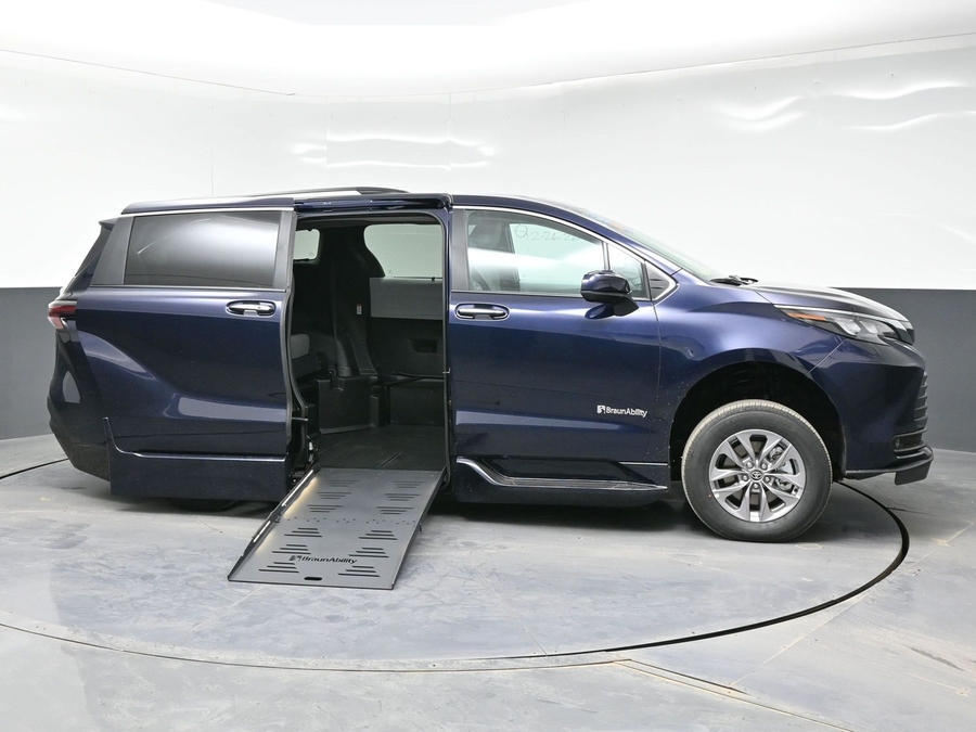 New 2026 Toyota Sienna Hybrid XLE Base - BraunAbility Side Entry Entry Fold Out Automatic Ramp