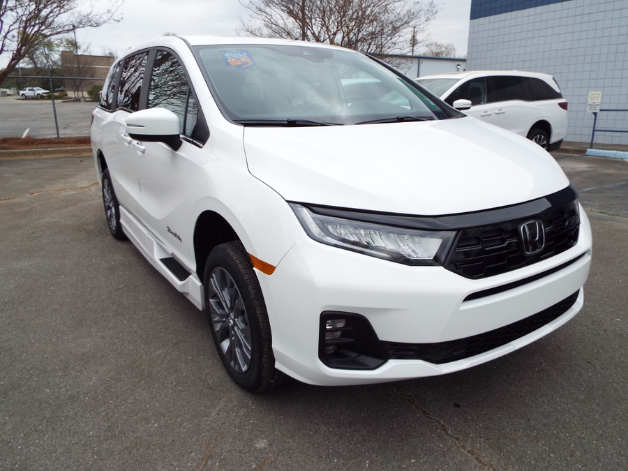 White Honda Odyssey image number 2