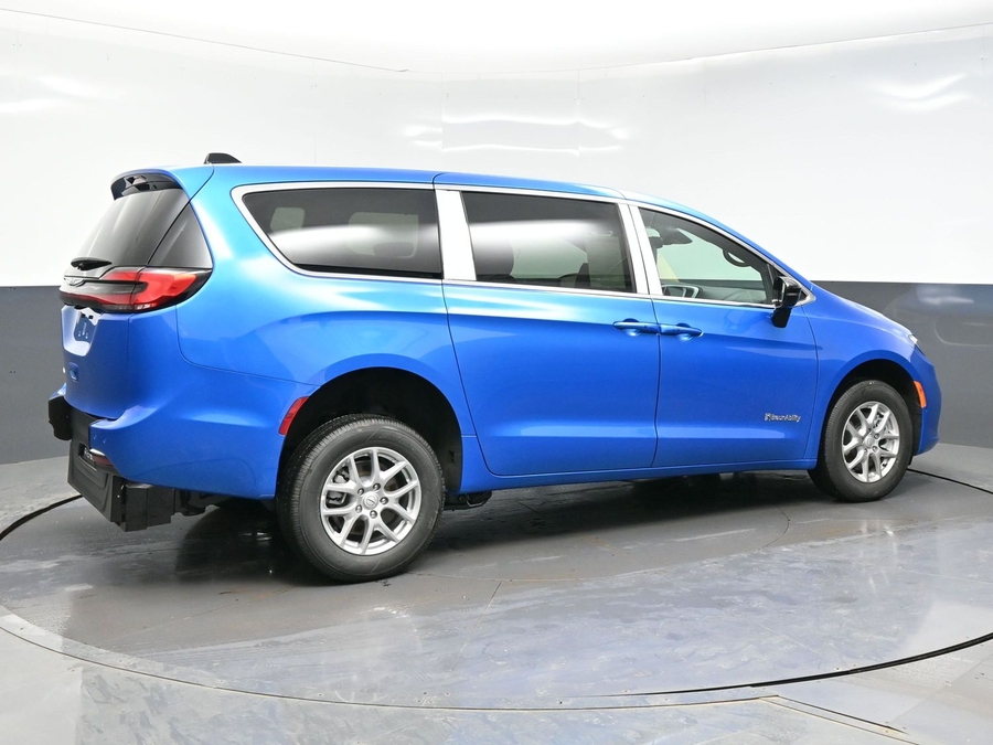 Blue Chrysler Pacifica image number 3