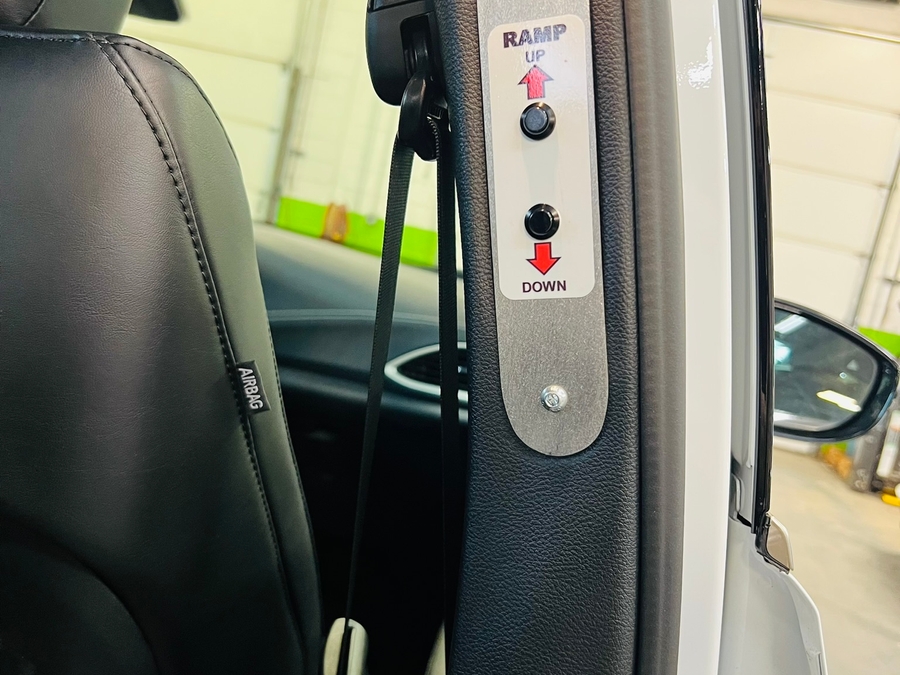 White Chrysler Pacifica image number 8