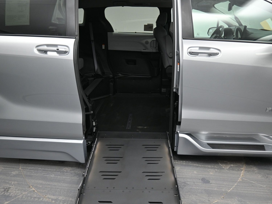 New 2025 Toyota Sienna Hybrid XLE Plus - BraunAbility Side Entry Entry Fold Out Automatic Ramp