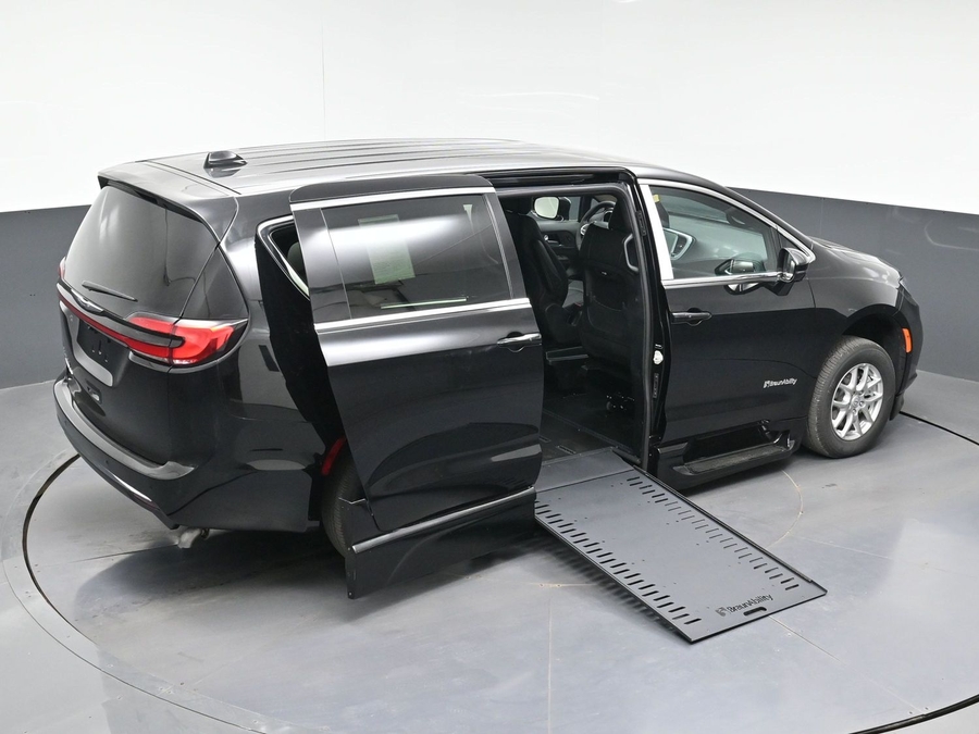 Black Chrysler Pacifica image number 21