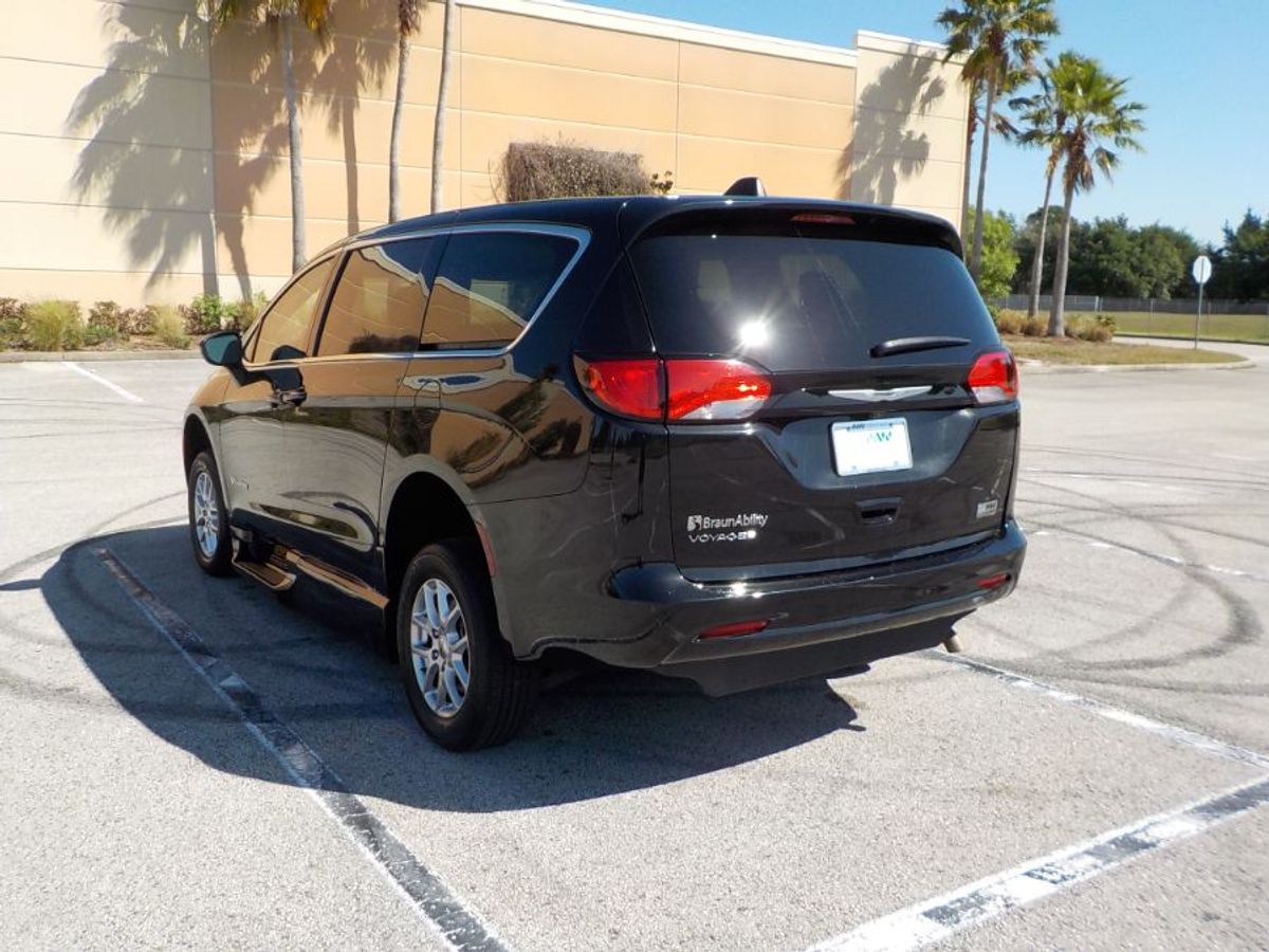 Black Chrysler Voyager image number 27