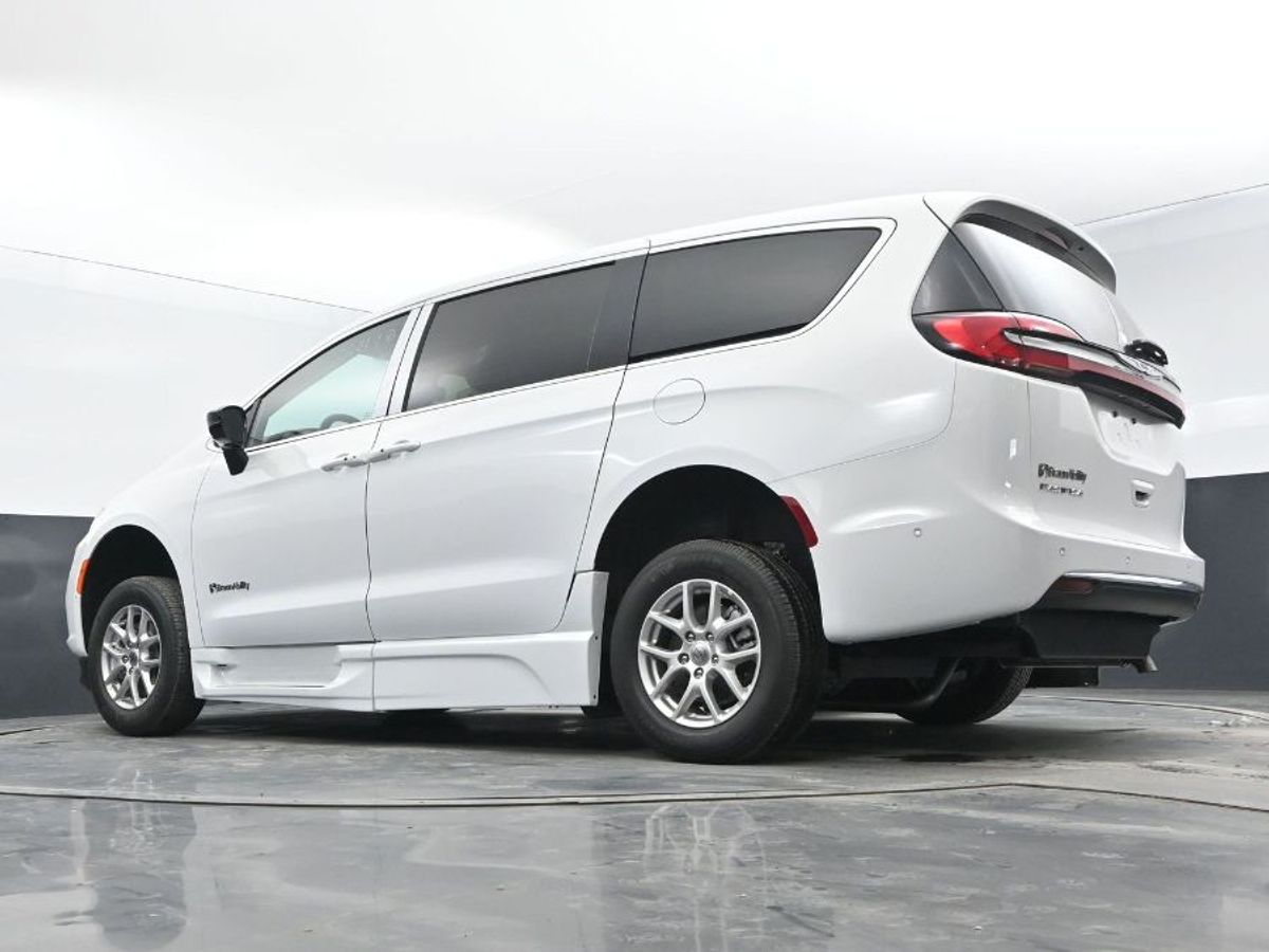 2025 CHRYSLER PACIFICA - Image 12