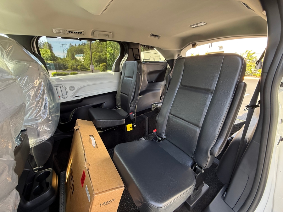 New 2026 Toyota Sienna Hybrid LE w swivel 2nd row - Vantage Mobility Commercial Rear Entry Entry Fold Out Manual Ramp