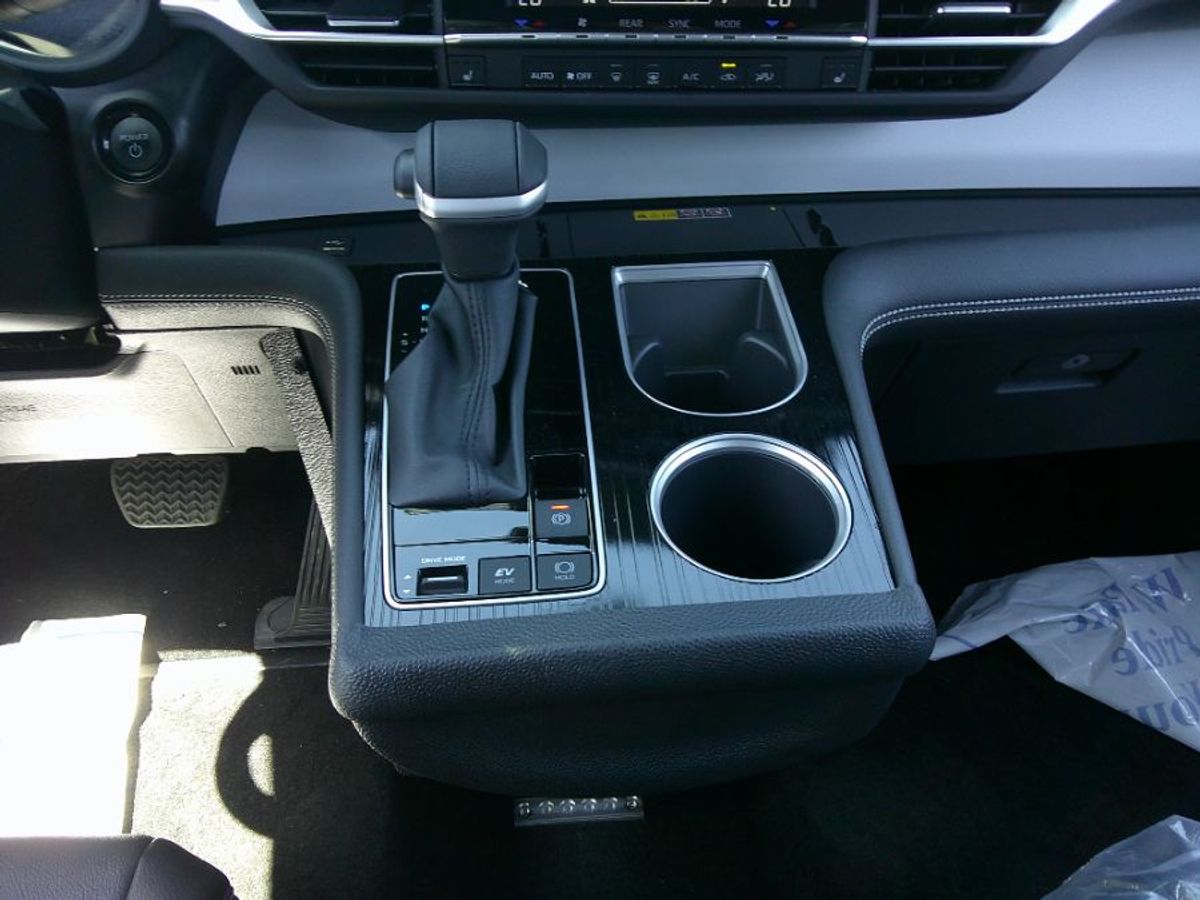 Black Toyota Sienna image number 15