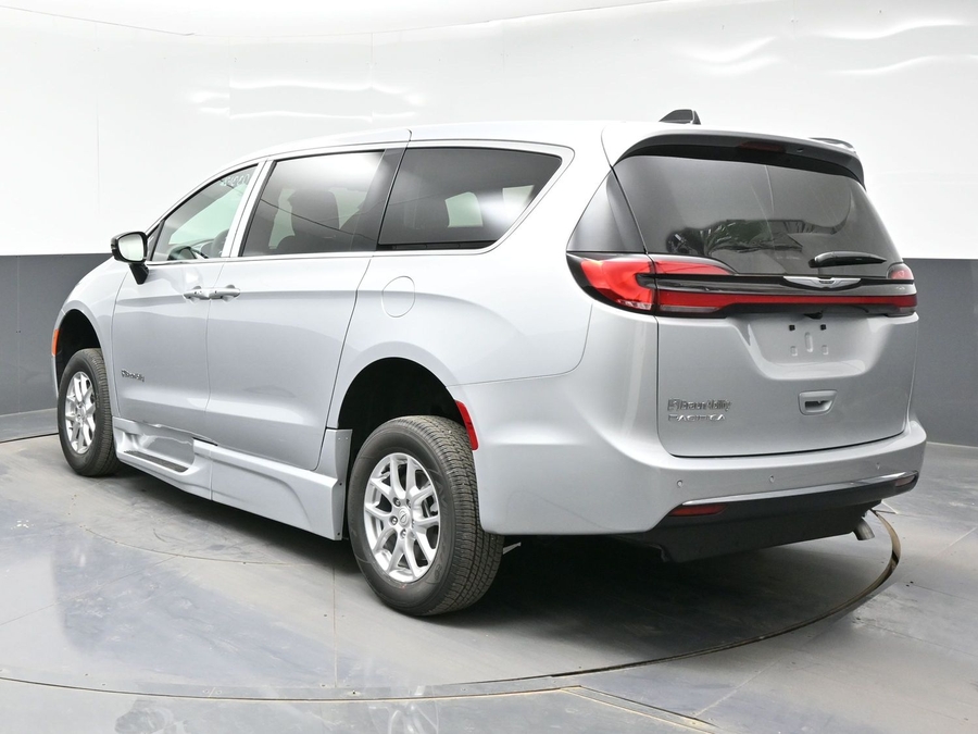 Silver Chrysler Pacifica image number 4