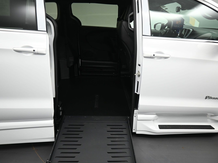 New 2026 Chrysler Pacifica Select Safety - BraunAbility Side Entry Fold Out Automatic Ramp