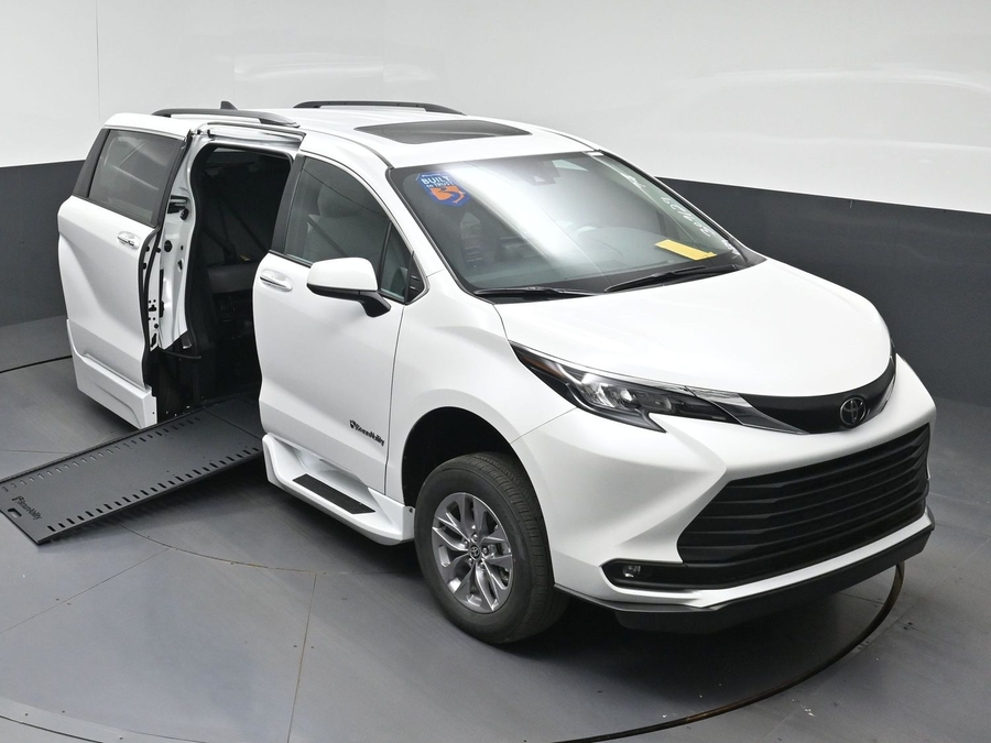 White Toyota Sienna image number 21