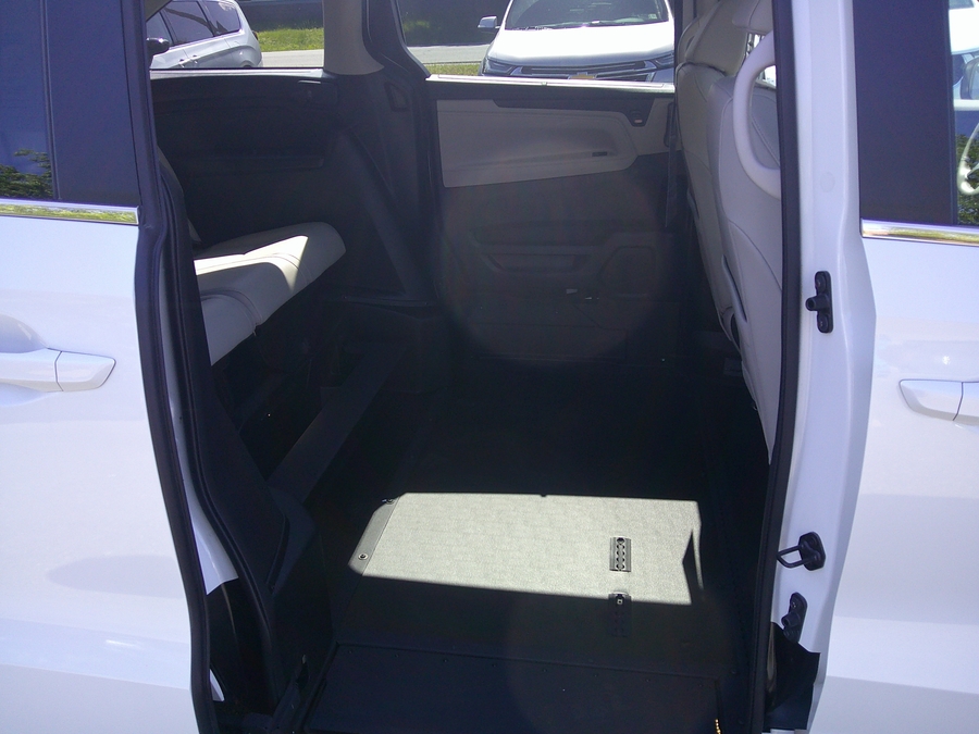 White Honda Odyssey image number 20