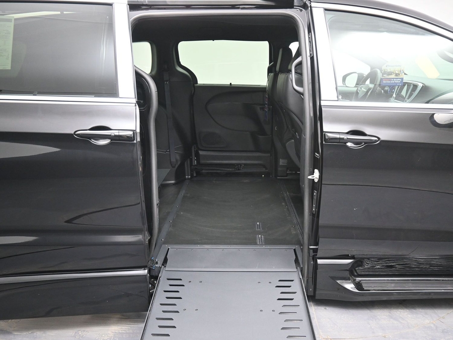 Black Chrysler Pacifica image number 11