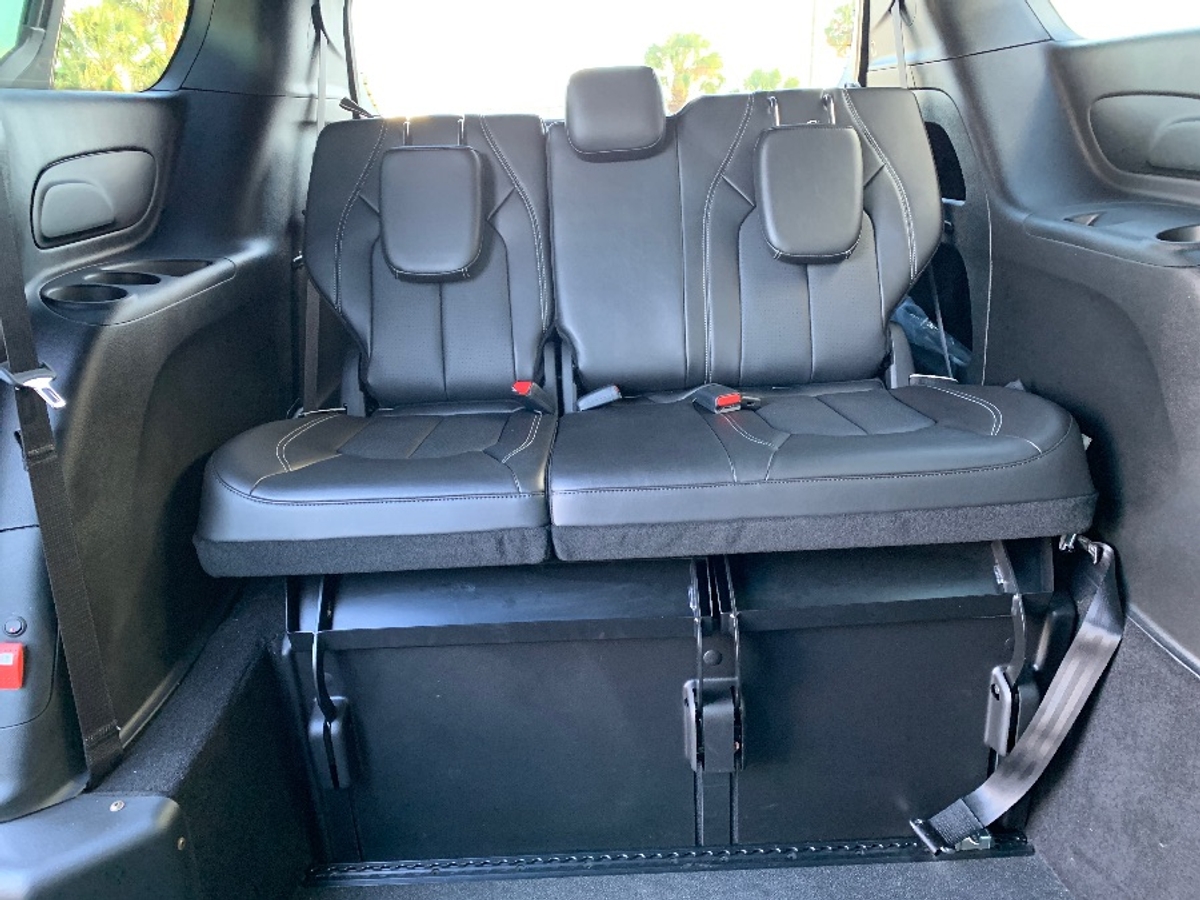 Black Chrysler Pacifica image number 15