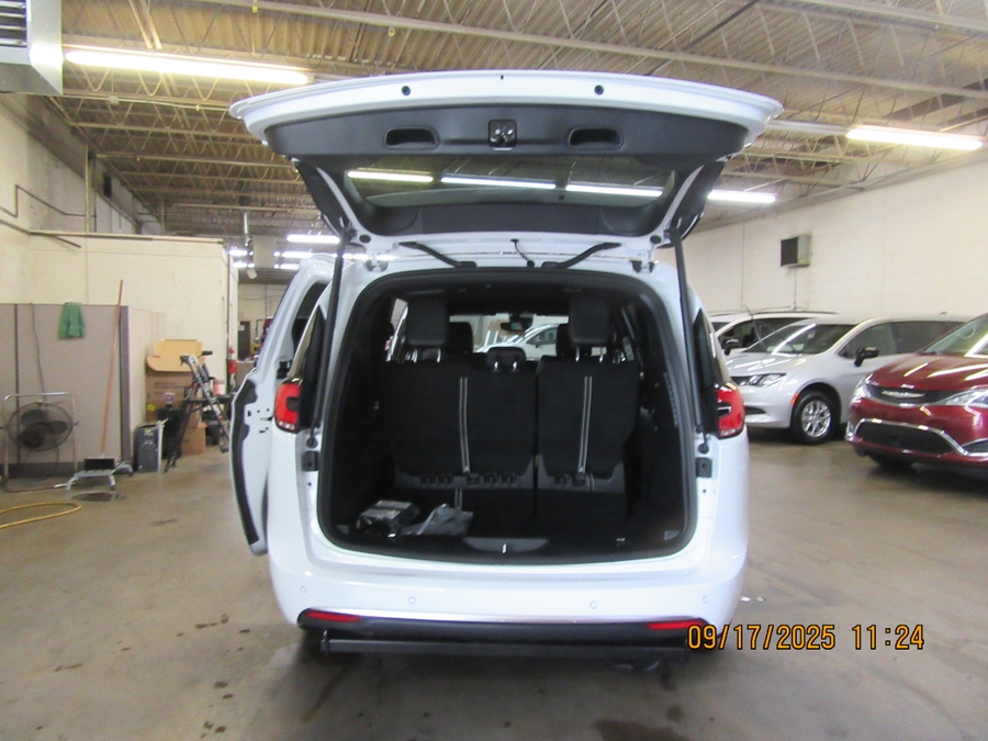 2027 Chrysler Pacifica Select - Photo 8