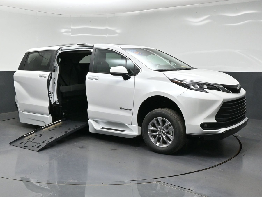 New 2026 Toyota Sienna Hybrid XLE Base - BraunAbility Side Entry Fold Out Automatic Ramp