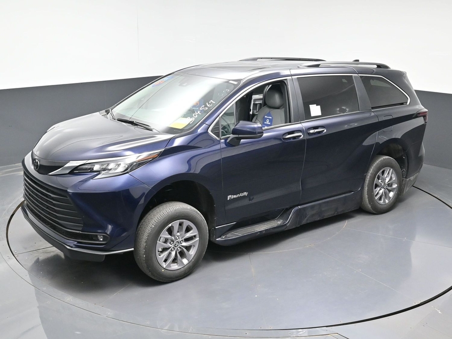 Blue Toyota Sienna image number 17