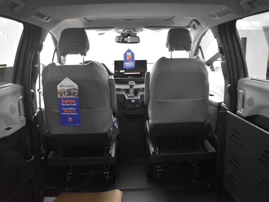 New 2025 Toyota Sienna Hybrid XLE Base - BraunAbility Side Entry Entry Fold Out Automatic Ramp