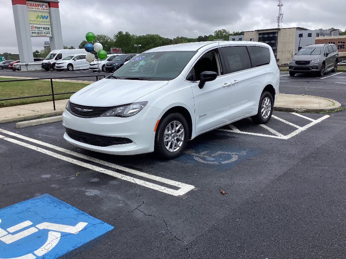 White Chrysler Voyager image number 7