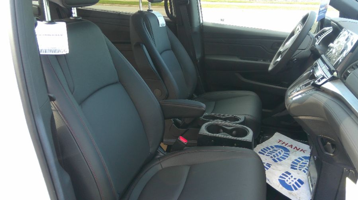 White Honda Odyssey image number 8