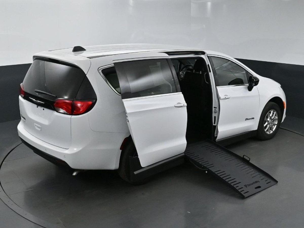 2025 CHRYSLER VOYAGER - Image 25