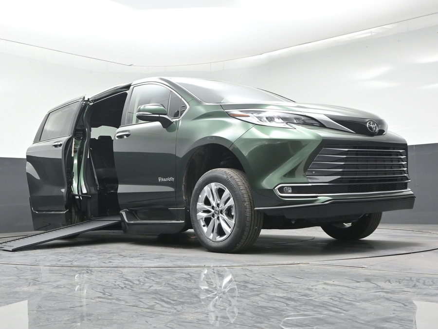 New 2026 Toyota Sienna Hybrid Limited - BraunAbility Side Entry In Floor Automatic Ramp
