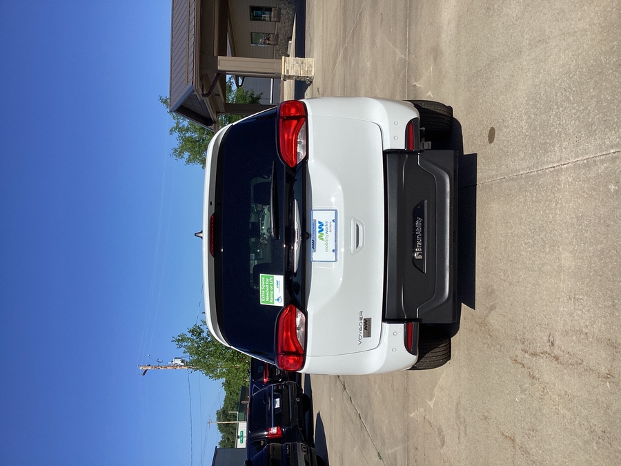 White Chrysler Voyager image number 7