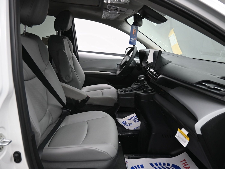 New 2026 Toyota Sienna Hybrid XLE Base - BraunAbility Side Entry Entry Fold Out Automatic Ramp