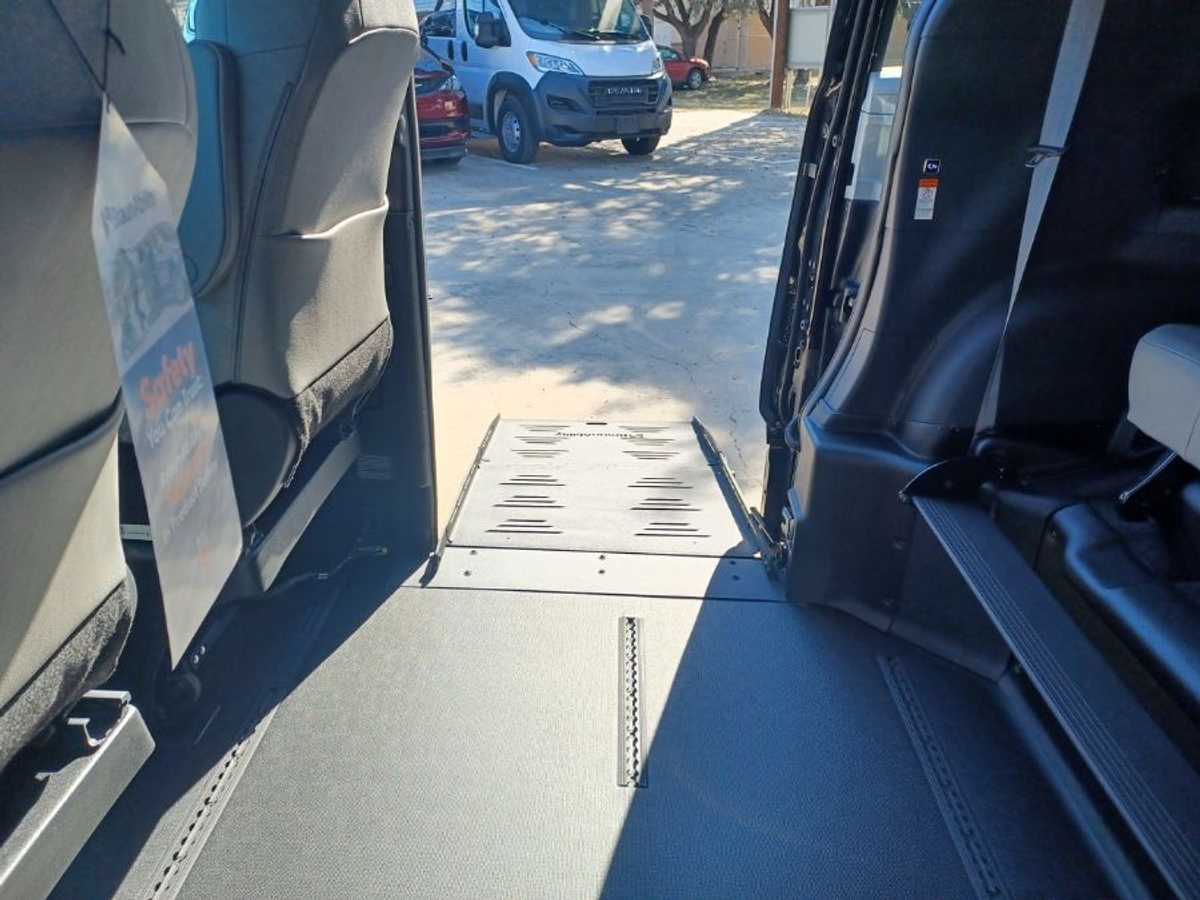 2025 TOYOTA SIENNA - Image 4