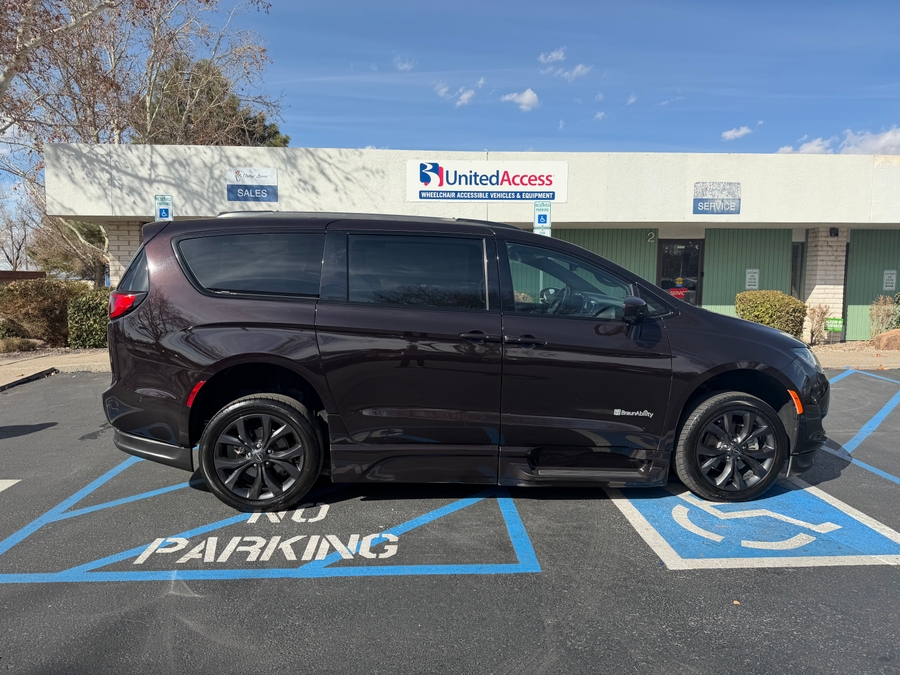 Used 2018 Chrysler Pacifica Touring L - BraunAbility Side Entry Entry In Floor Automatic Ramp