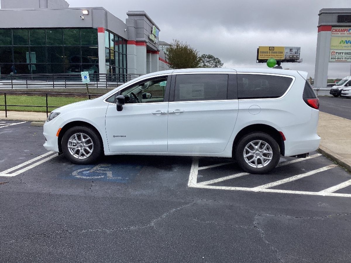 White Chrysler Voyager image number 6