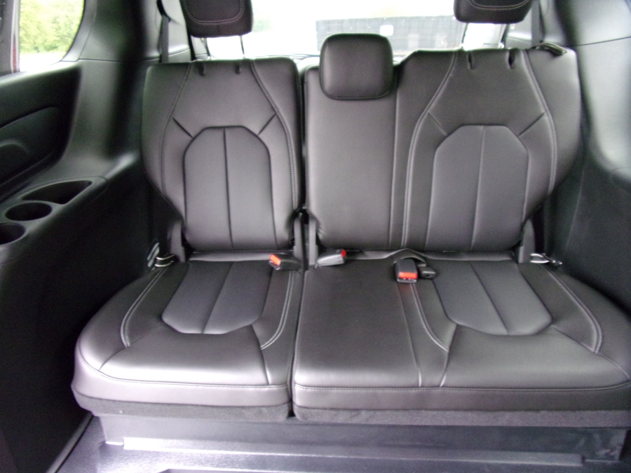 Black Chrysler Voyager image number 14