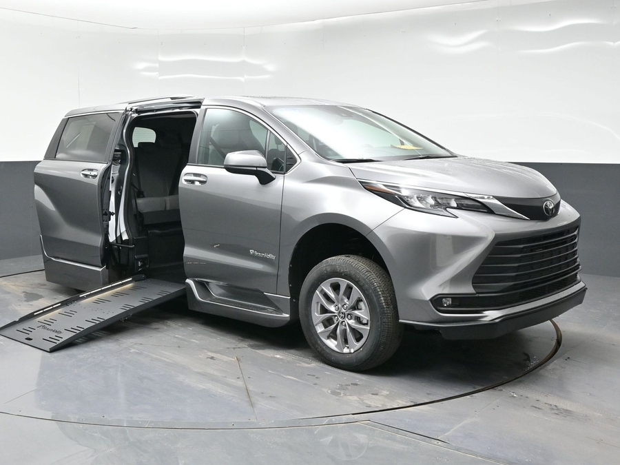 New 2026 Toyota Sienna Hybrid XLE Base - BraunAbility Side Entry Fold Out Automatic Ramp