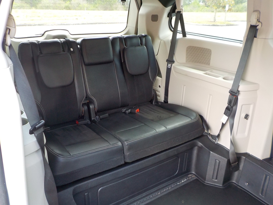 Silver Dodge Grand Caravan image number 17