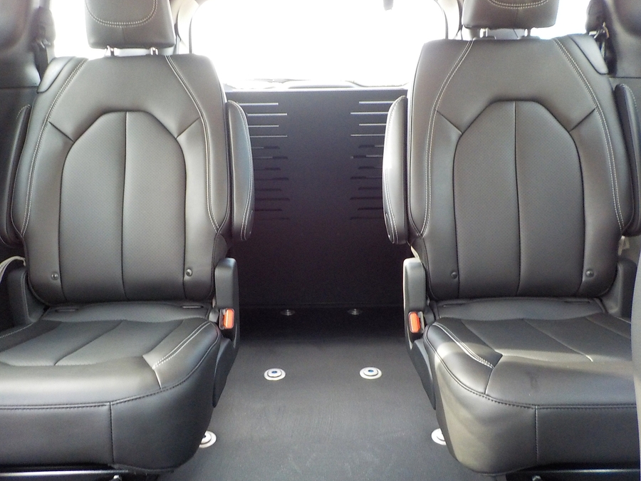 White Chrysler Pacifica image number 16