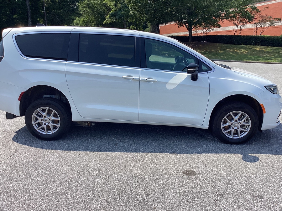 White Chrysler Pacifica image number 11