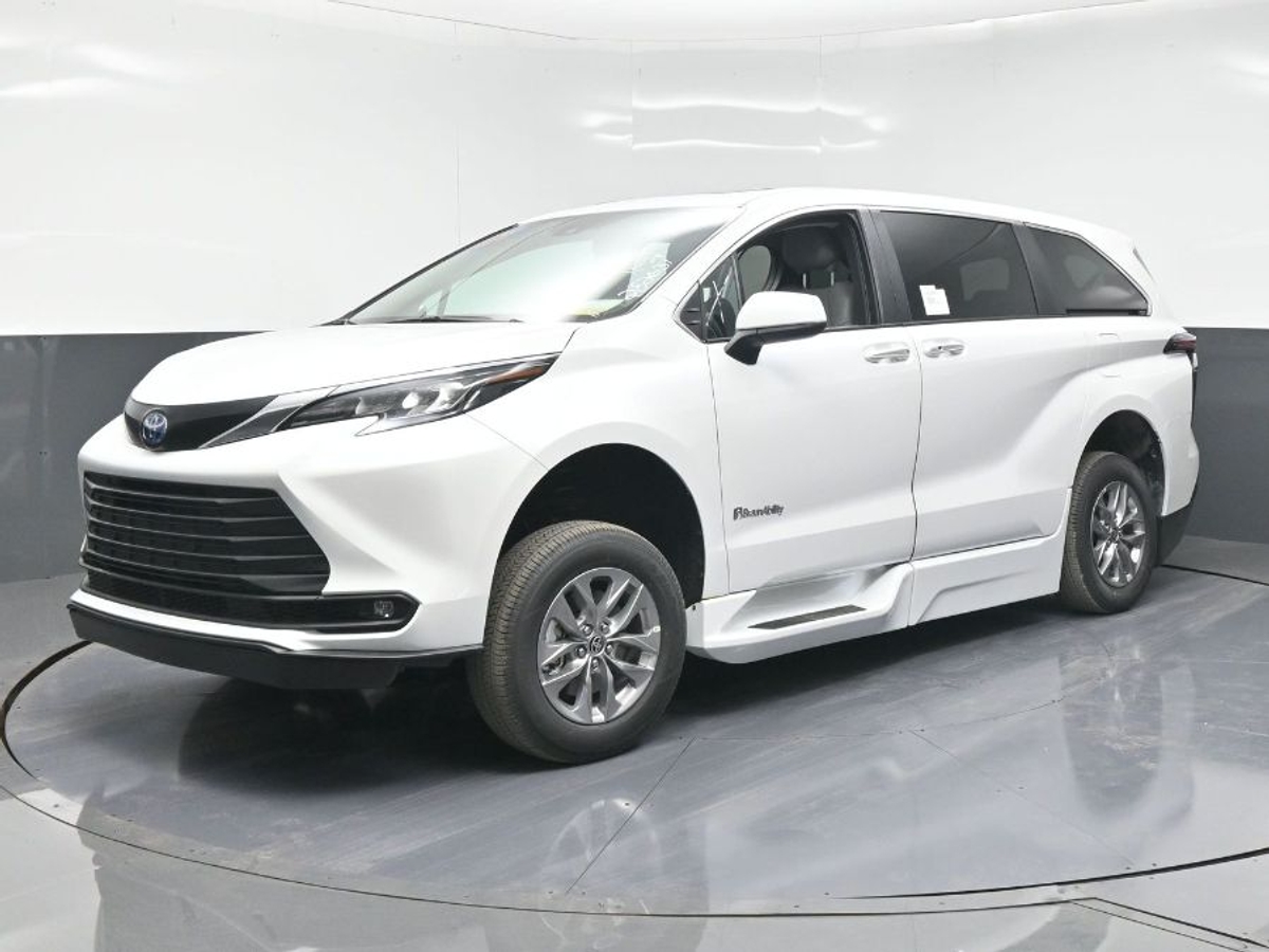 2025 Toyota Sienna XLE's photo