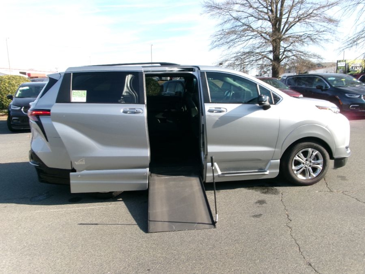 2022 Toyota Sienna XSE's photo