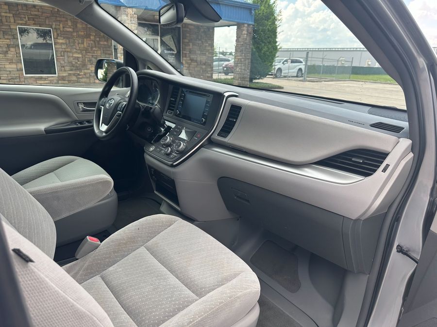 Used 2018 Toyota Sienna LE - BraunAbility Side Entry Entry Fold Out Automatic Ramp
