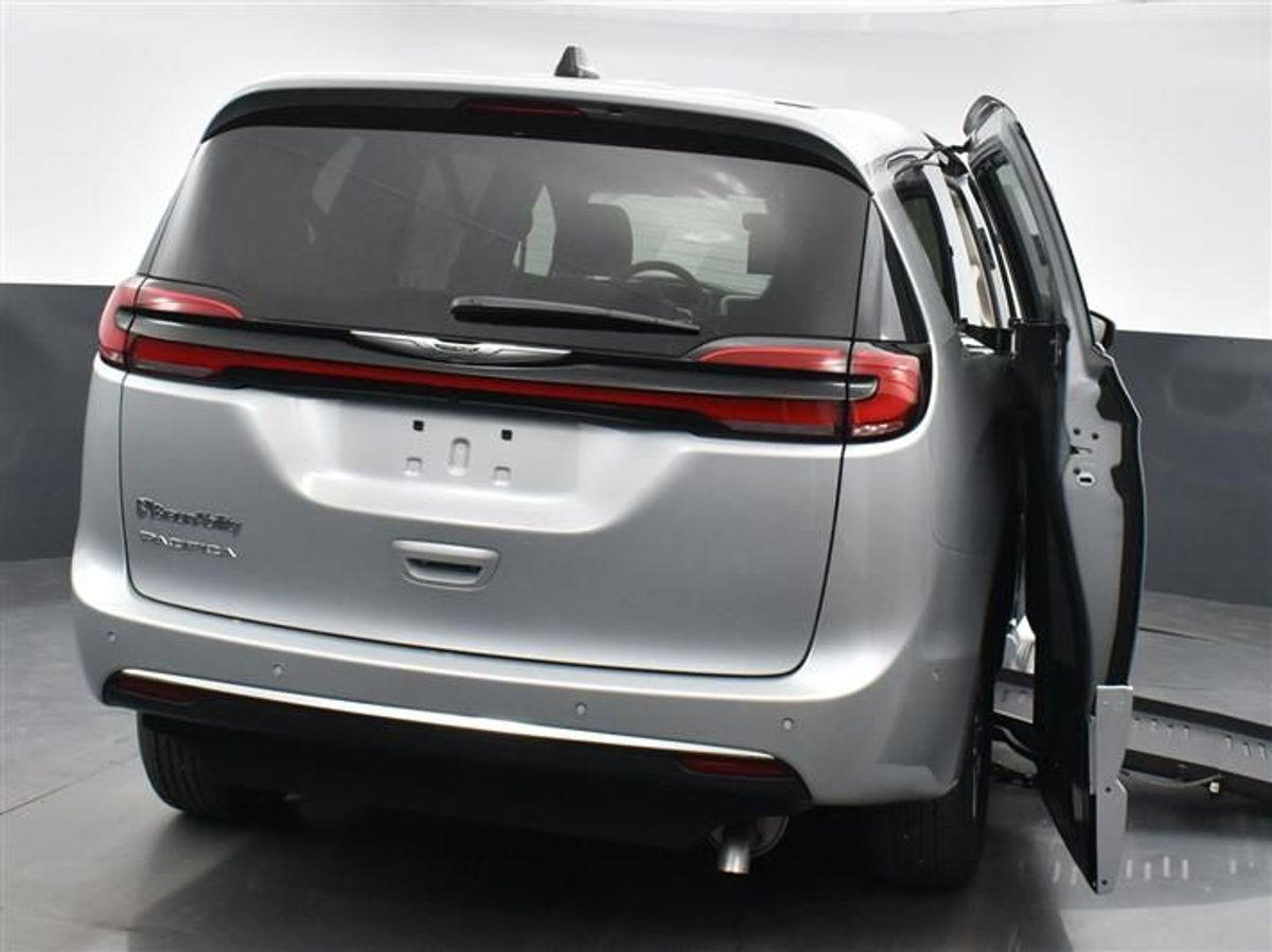 Silver Chrysler Pacifica image number 5