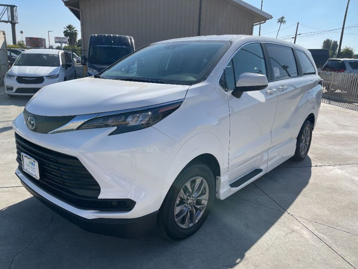 White Toyota Sienna image number 8