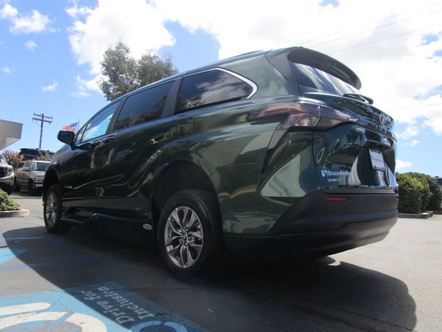 New 2026 Toyota Sienna Hybrid XLE Base - BraunAbility Side Entry Entry Fold Out Automatic Ramp