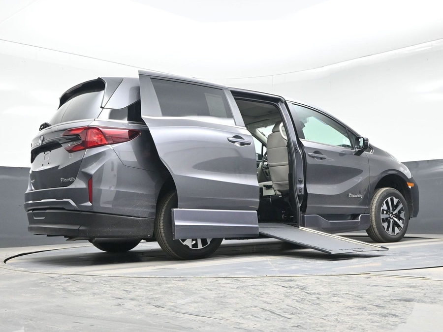 Grey Honda Odyssey image number 21