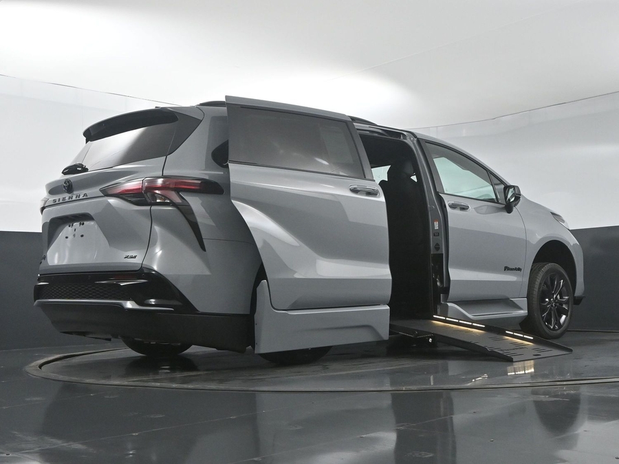 New 2025 Toyota Sienna Hybrid XSE - BraunAbility Side Entry Entry Fold Out Automatic Ramp