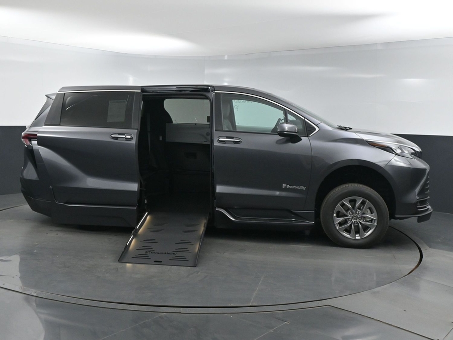 New 2025 Toyota Sienna Hybrid XLE Base - BraunAbility Side Entry Entry Fold Out Automatic Ramp