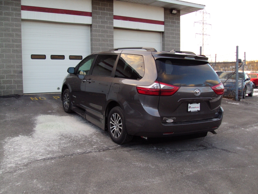 Used 2020 Toyota Sienna XLE Base - BraunAbility Side Entry Entry In Floor Automatic Ramp