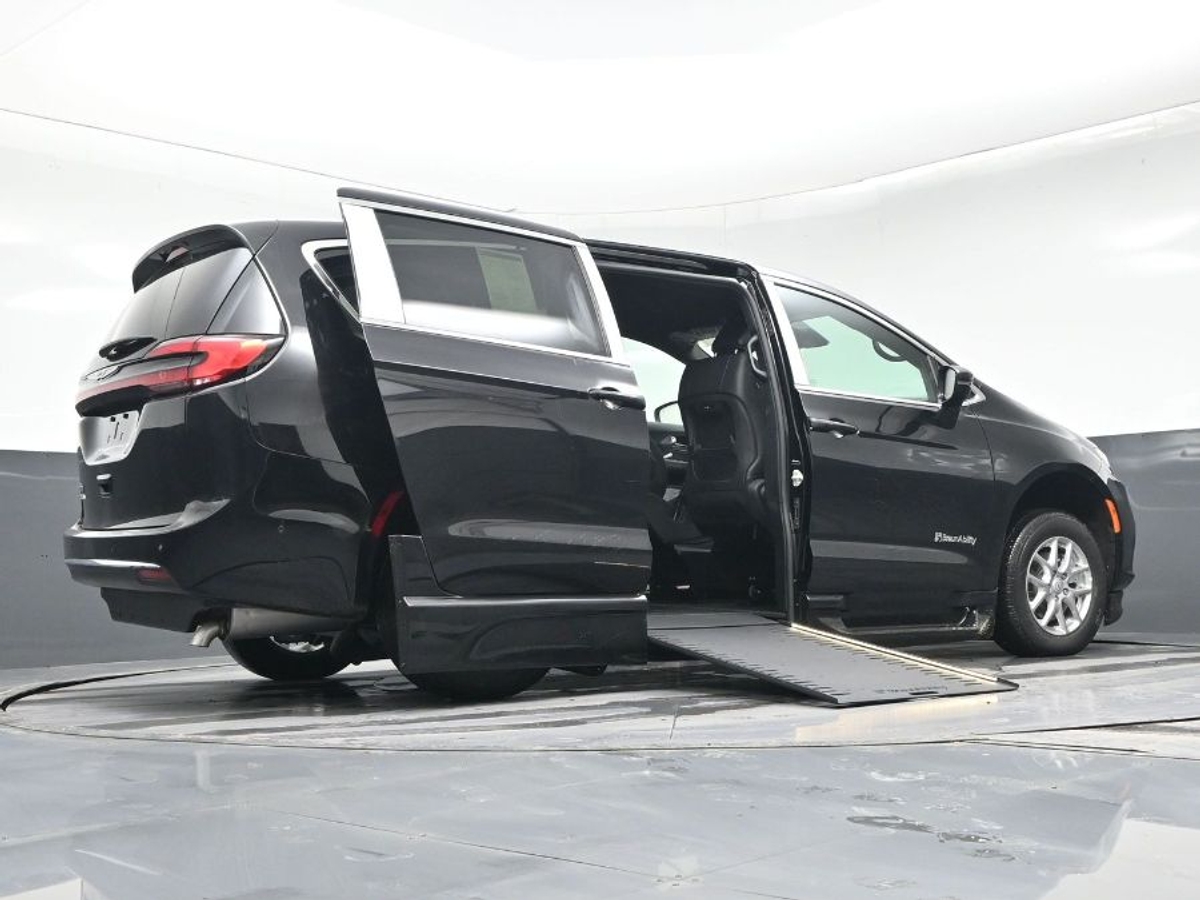Black Chrysler Pacifica image number 22