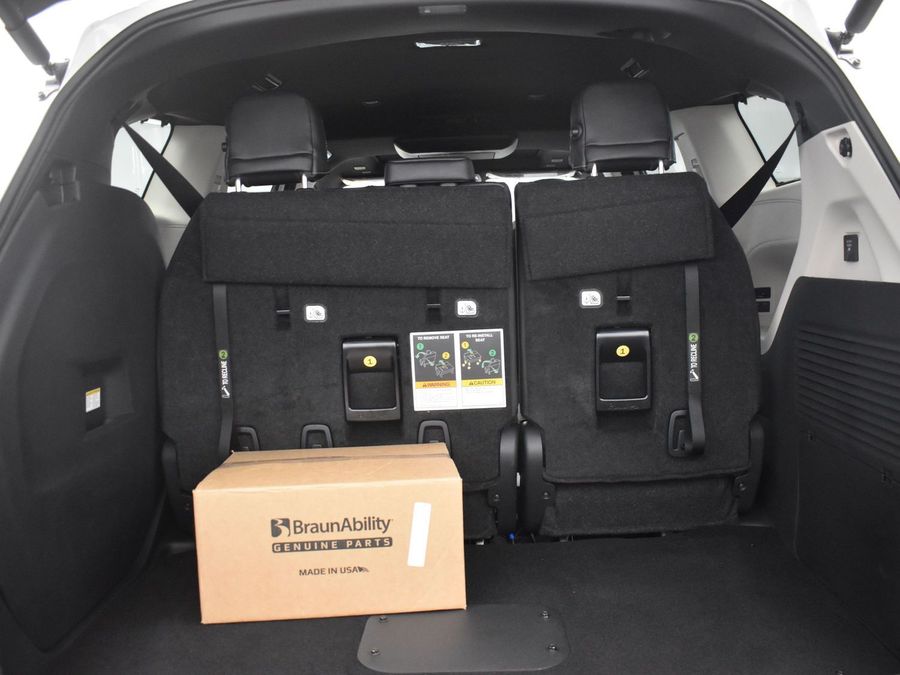 New 2025 Toyota Sienna Hybrid Platinum - BraunAbility Side Entry Entry Fold Out Automatic Ramp