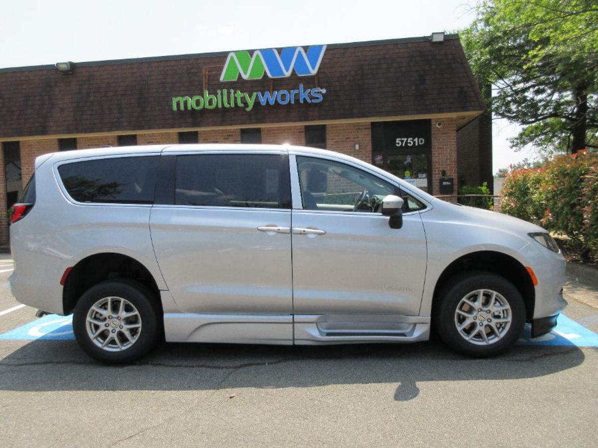 Silver Chrysler Voyager image number 6