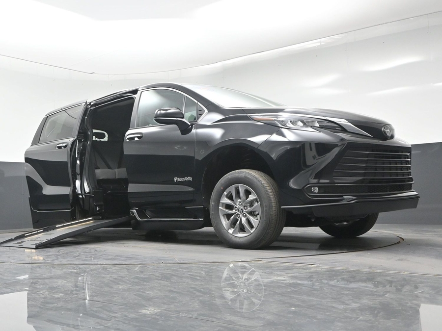Black Toyota Sienna image number 18